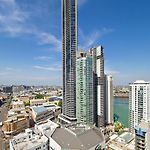 Elevated Cbd Living 2Br With Skyline Views