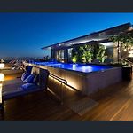 Stunning City & River Views Rooftop Pool Gym