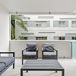 West End Flat With Pool And Bbq Access