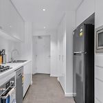 Stylish 2Br - Tallest Building In City Plus Pool, Gym