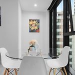 Stylish 2Br - Tallest Building In City Plus Pool, Gym