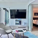 Brisbane\'S Highest Rated 3 Bedroom Luxury Apartments Above The 61St Floor- Incredible Views In Skytower, Brisbane\'S Tallest Building -Complimentary Wifi, Drinks, Snacks & Streaming Access