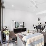 Spacious Central 2Br - Free Parking & Balcony & Pool