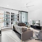 Spacious Central 2Br - Free Parking & Balcony & Pool