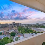 Boundless Horizons - Stylish Comfort & City Views