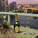Lovely 2 Bedroom Apartment With River View With A Pool And A Gym In The Heart Of The Cbd