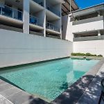 City Edge Albion Pool, Patio & City Access