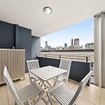 Modern 2-Bed Apartment With Gym & Sauna Access
