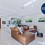 Park Avenue Luxe Chic Townhouse Sleeps 9, Carpark