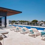 Modern Cbd Apartment With Skyline Views , Pool Gym & Free Parking