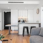 City And Mountain View Apt With Pool, Gym And Parking