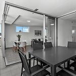 Parkside 3Br With Parking, Pool & Gym - Walk To Cbd