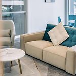 Tranquil 2 Bedroom Stay Between Art And Sky