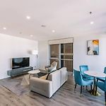 Tranquil 2 Bedroom Stay Between Art And Sky