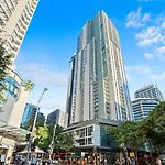 Hot In The City 2Bed-2Bath-2Car-Study-Pool-Views