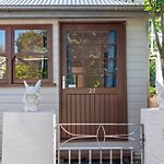 Gargoyle House - Spacious West End Home With Yard