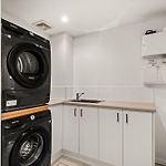 Modern 2-Bed Apartment With Gym & Sauna Access