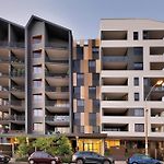 Spacious West End Apartment With Pool & Bbq Access