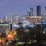 Russell St Retreat Stunning City & Park Views