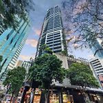 A Touch Of Class - 2Bed-2Bath-1Car-Balcony-Views - Cbd
