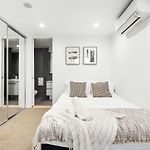 Stylish 2Br Retreat Walk To Shop & Local Hotspots