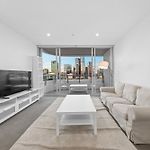 Dreamy 2Br Escape Framed By City And Art