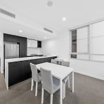 Dreamy 2Br Escape Framed By City And Art