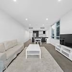 Dreamy 2Br Escape Framed By City And Art