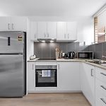 Sunny 1Br Apt Near Hospital, Qut & Cbd With Parking!