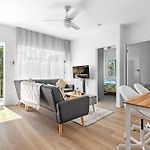 Charming 2-Bed Near River & City