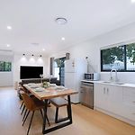 Poolside Family Cottage Near Shopping Towns