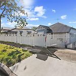 Stylish Escape With Balcony Near Rbwh And Cbd