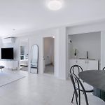 Spacious 3-Bed Coorparoo Apartment