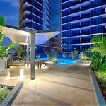Stylish Apt With Stunning Views, Pool, Gym & Parking