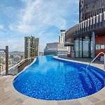 City Center 1Br With Views, Parking And 5 Star Rooftop Pool