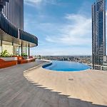 City Center 1Br With Views, Parking And 5 Star Rooftop Pool