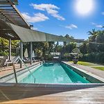 The Fish Bowl - Vibrant Riverside Escape With Pool