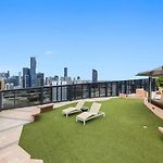 Stylish Apt With Stunning Views, Pool, Gym & Parking