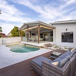 Sunnybank Hills Retreat 4Br Home With Pool And Backyard