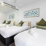 West End 2Br Gem With Rooftop Pool, Balcony & Parking