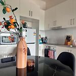 Modern 2Br Retreat - 5Min To Cbd & Free Parking