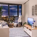 Hamptons Retreat On Level 77 In Skytower