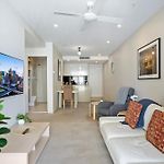 Cosy 1-Bed With River Views Pool Gym & Bbq