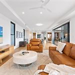 Deluxe 4-Bed Home With Pool & Fire Pit