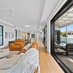 Deluxe 4-Bed Home With Pool & Fire Pit