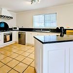 Stylish New Farm Retreat W Parking Walk Cafes & River