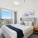 2-Bed City Abode With Swimming Pool Gym & Views
