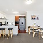 2-Bed City Abode With Swimming Pool Gym & Views