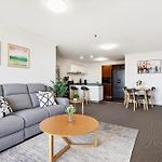 2-Bed City Abode With Swimming Pool Gym & Views