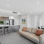 Sleek 2-Bed With Balcony And Communal Bbq Area
